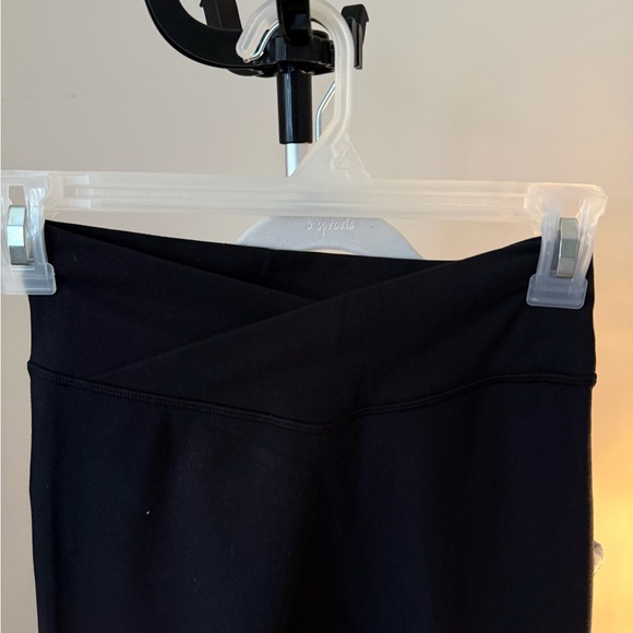 437 Chic Black and White Activewear Set - Picture 5 of 8